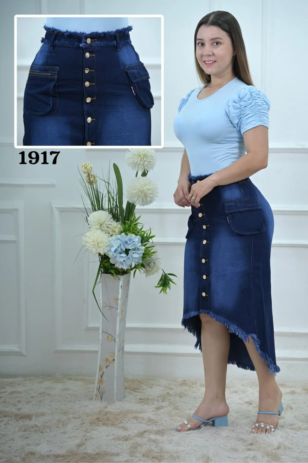 Falda azul oscuro asimétrica con botones · Ref. 1917. Fotografía 1 de la prenda.