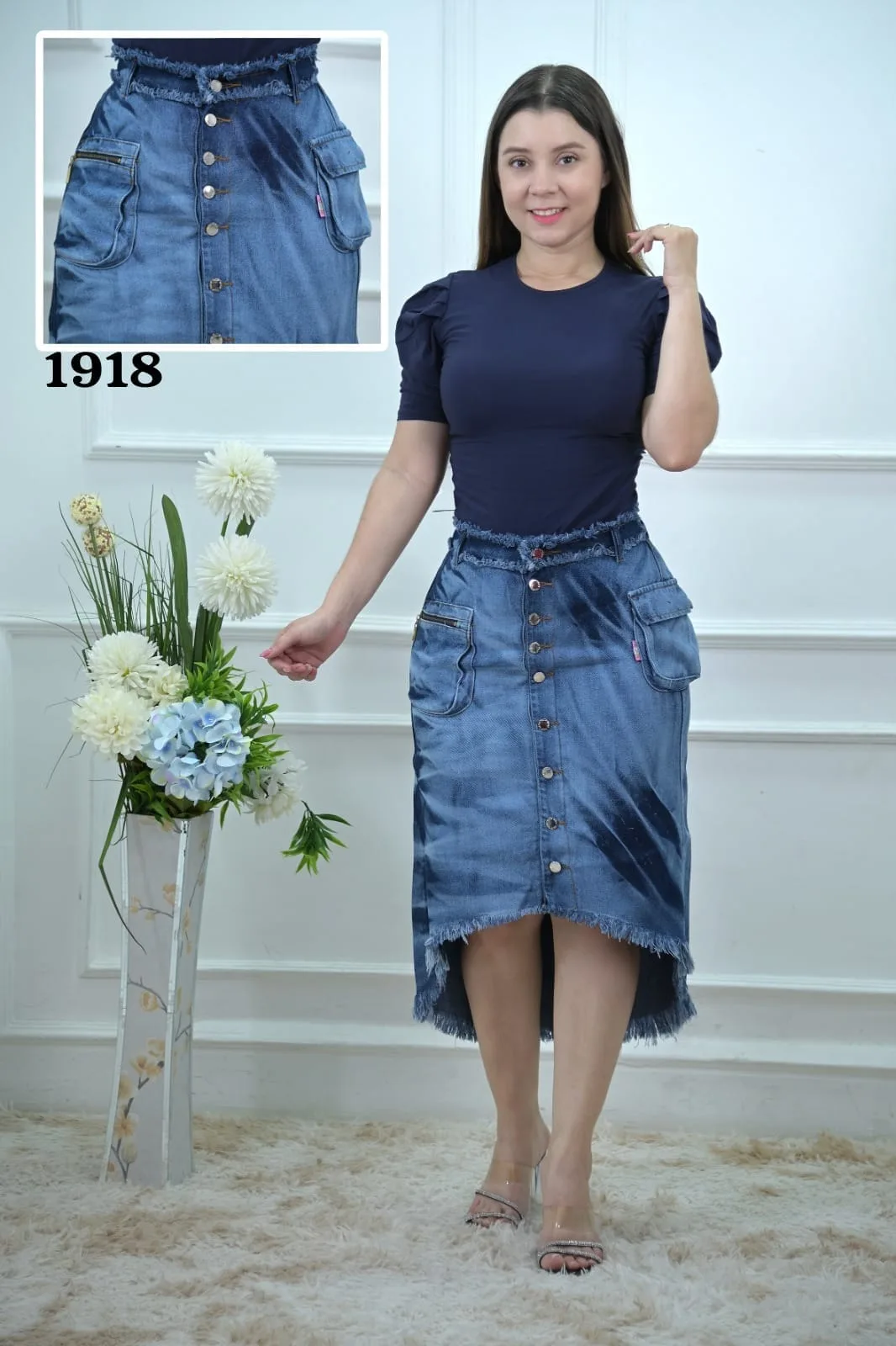 Falda azul claro asimétrica con botones · Ref. 1918. Fotografía 1 de la prenda.