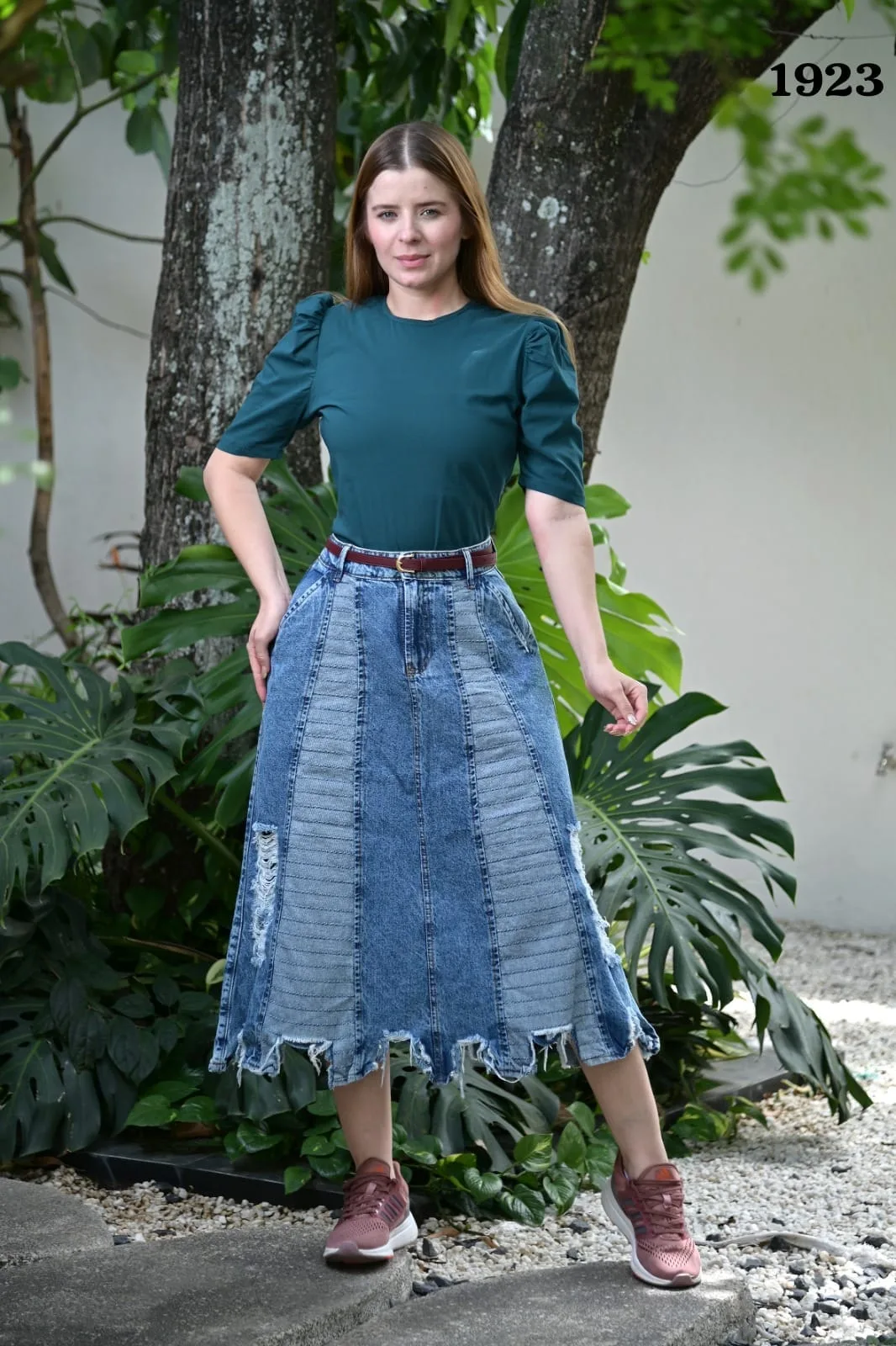 Falda midi azul claro de paneles · Ref. 1923. Fotografía 1 de la prenda.