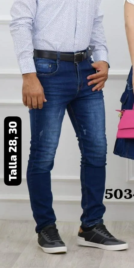 Jean azul medio con desgaste discreto. Fotografía 1 de la prenda.
