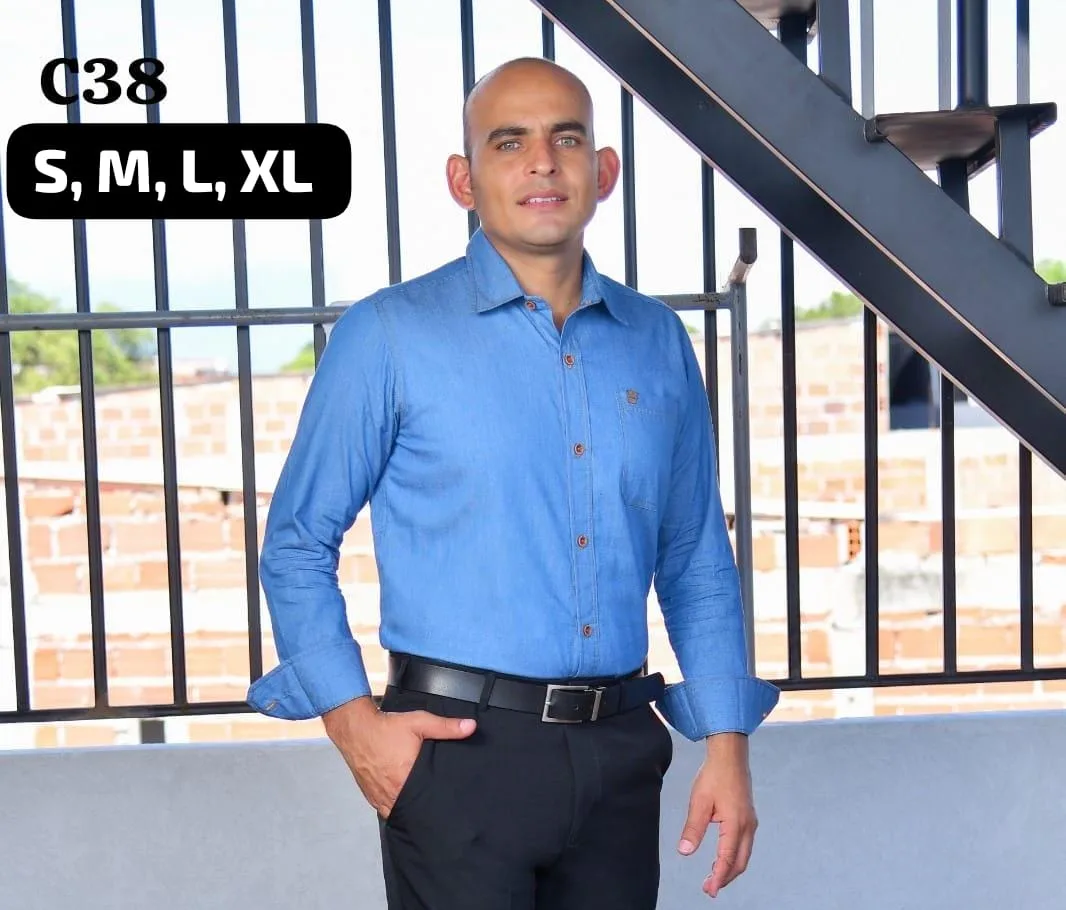 Camisa azul de manga larga con bolsillo · Ref. C38. Fotografía 1 de la prenda.