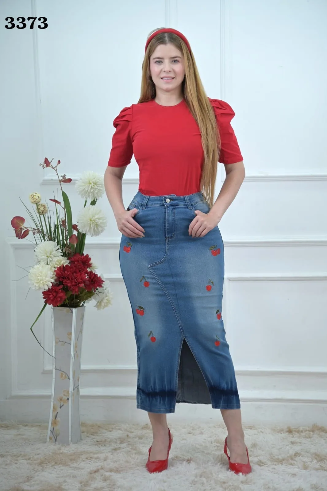 Falda midi azul con detalles florales · Ref. 3373. Fotografía 1 de la prenda.